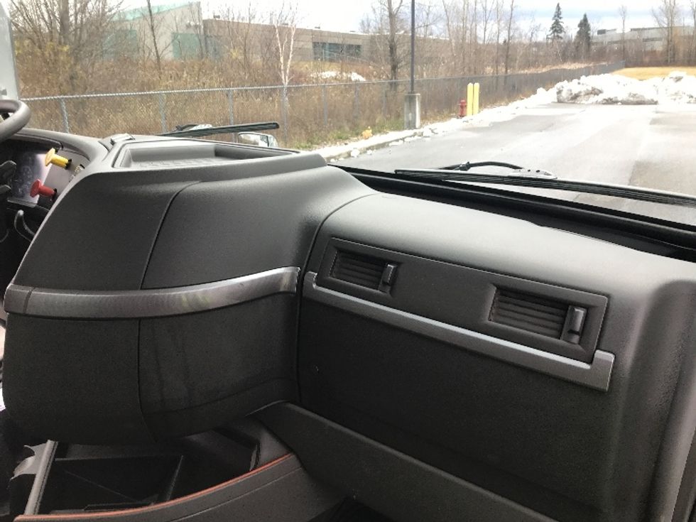 Day Cab Tractor-Heavy Duty Tractors-Volvo-2019-VNL64T300-Ste-Foy-PQ-399,668\n\t\tkm-$ 67,250 - Image 13