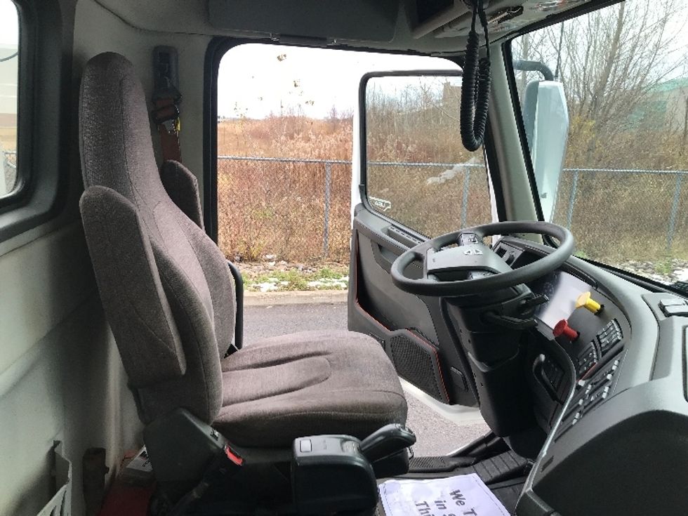 Day Cab Tractor-Heavy Duty Tractors-Volvo-2019-VNL64T300-Ste-Foy-PQ-399,668\n\t\tkm-$ 67,250 - Image 14