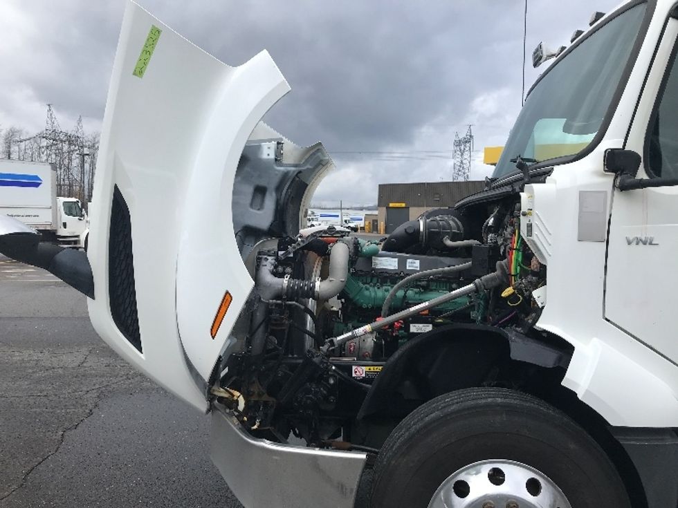 Day Cab Tractor-Heavy Duty Tractors-Volvo-2019-VNL64T300-Ste-Foy-PQ-399,668\n\t\tkm-$ 67,250 - Image 16