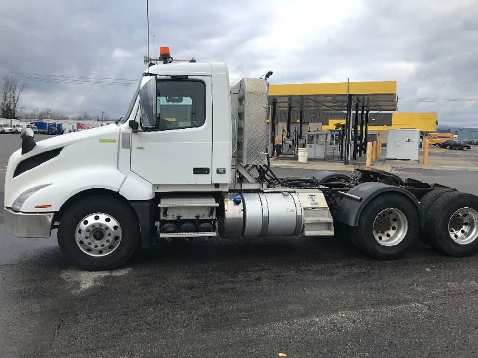 Day Cab Tractor-Heavy Duty Tractors-Volvo-2019-VNL64T300-Ste-Foy-PQ-399,668\n\t\tkm-$ 67,250 - Image 4