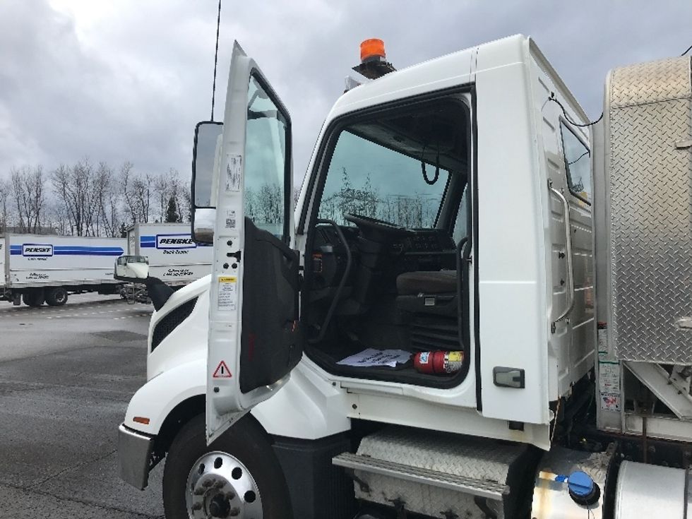 Day Cab Tractor-Heavy Duty Tractors-Volvo-2019-VNL64T300-Ste-Foy-PQ-399,668\n\t\tkm-$ 67,250 - Image 9
