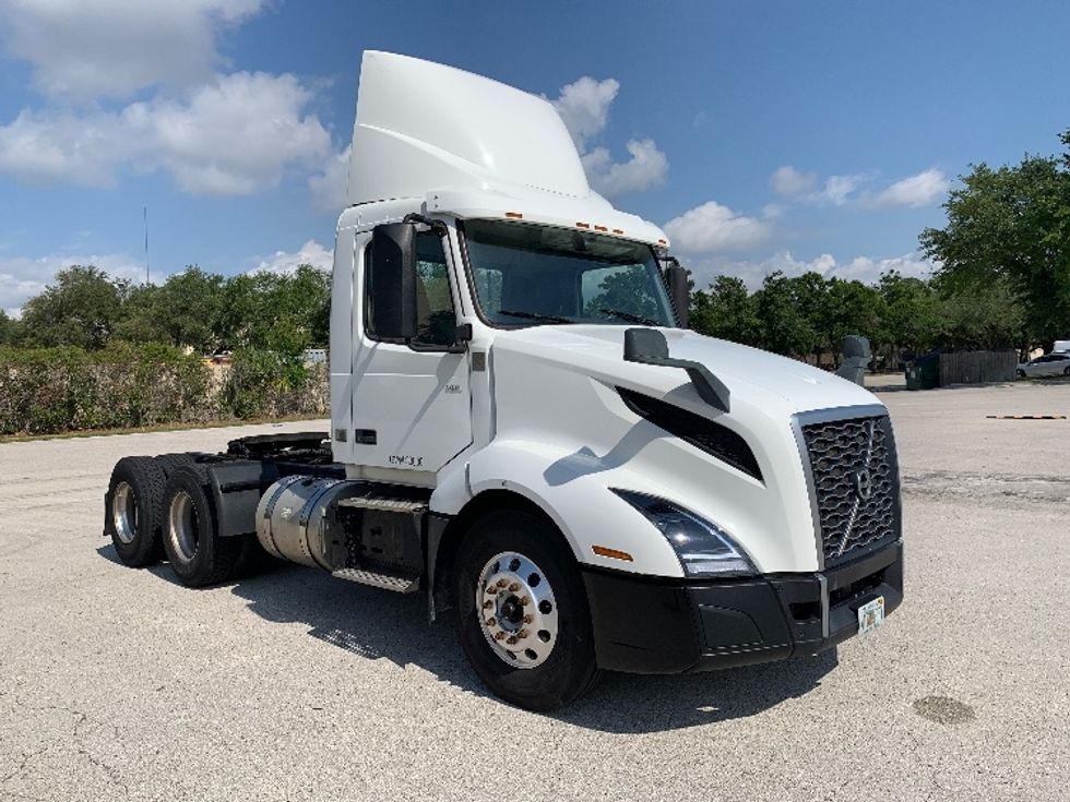 Day Cab Tractor-Heavy Duty Tractors-Volvo-2019-VNL64T300-Tampa-FL-414,108\n\t\tmiles-$ 45,250 - Image 1