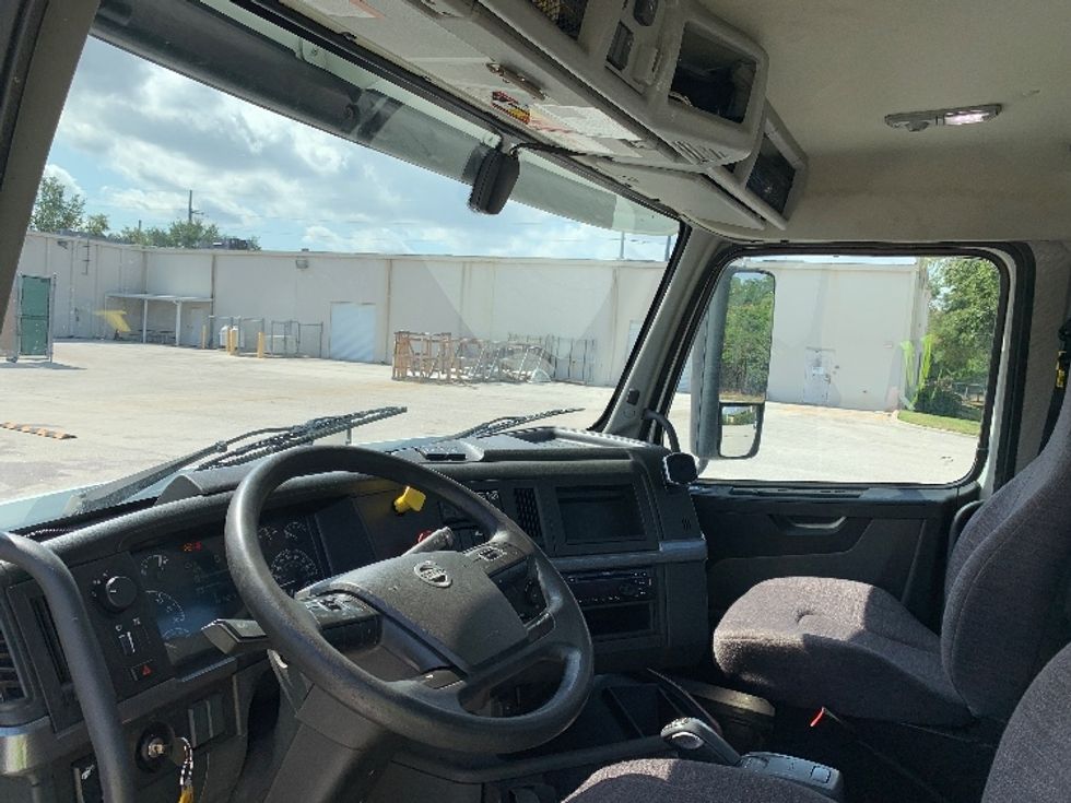 Day Cab Tractor-Heavy Duty Tractors-Volvo-2019-VNL64T300-Tampa-FL-414,108\n\t\tmiles-$ 45,250 - Image 10