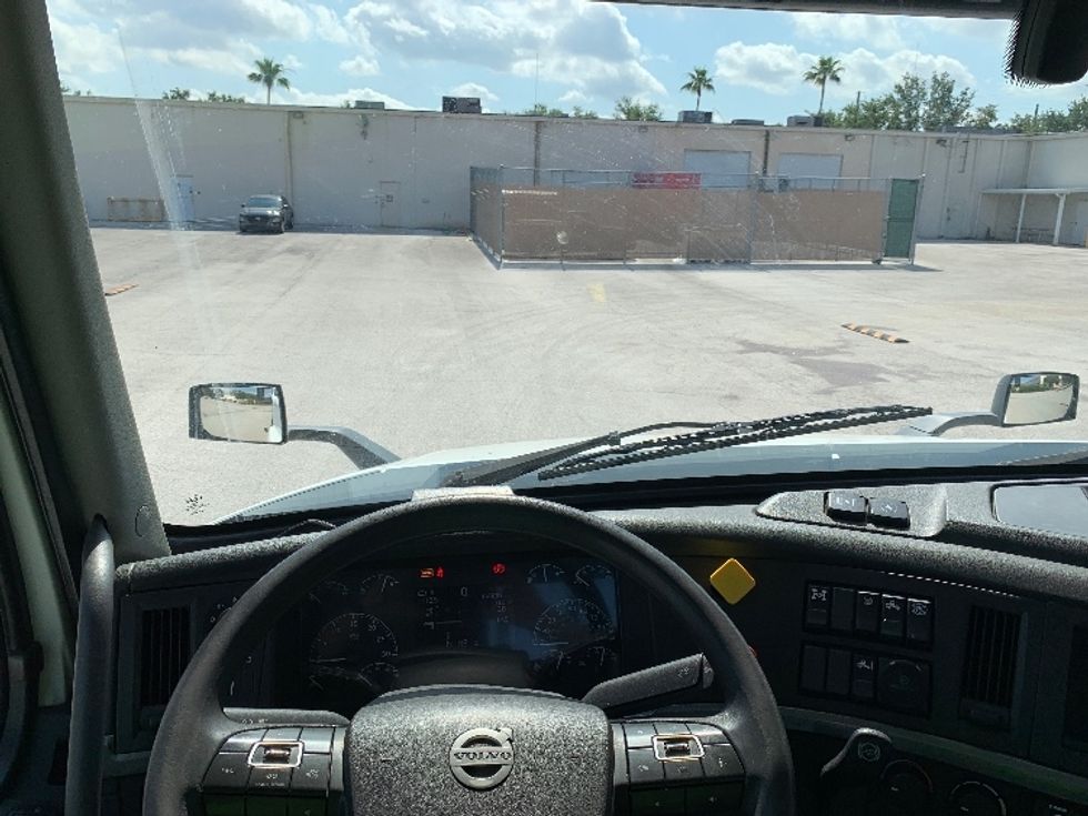 Day Cab Tractor-Heavy Duty Tractors-Volvo-2019-VNL64T300-Tampa-FL-414,108\n\t\tmiles-$ 45,250 - Image 11