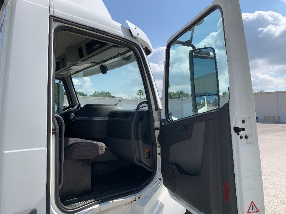 Day Cab Tractor-Heavy Duty Tractors-Volvo-2019-VNL64T300-Tampa-FL-414,108\n\t\tmiles-$ 45,250 - Image 12
