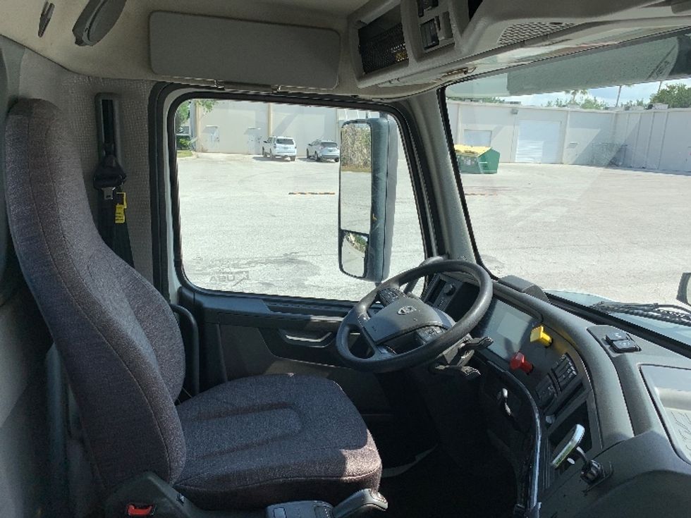 Day Cab Tractor-Heavy Duty Tractors-Volvo-2019-VNL64T300-Tampa-FL-414,108\n\t\tmiles-$ 45,250 - Image 14