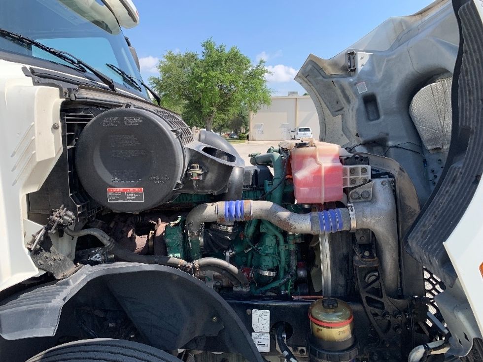 Day Cab Tractor-Heavy Duty Tractors-Volvo-2019-VNL64T300-Tampa-FL-414,108\n\t\tmiles-$ 45,250 - Image 15