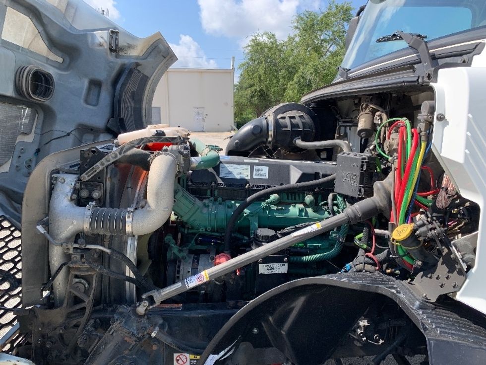 Day Cab Tractor-Heavy Duty Tractors-Volvo-2019-VNL64T300-Tampa-FL-414,108\n\t\tmiles-$ 45,250 - Image 16