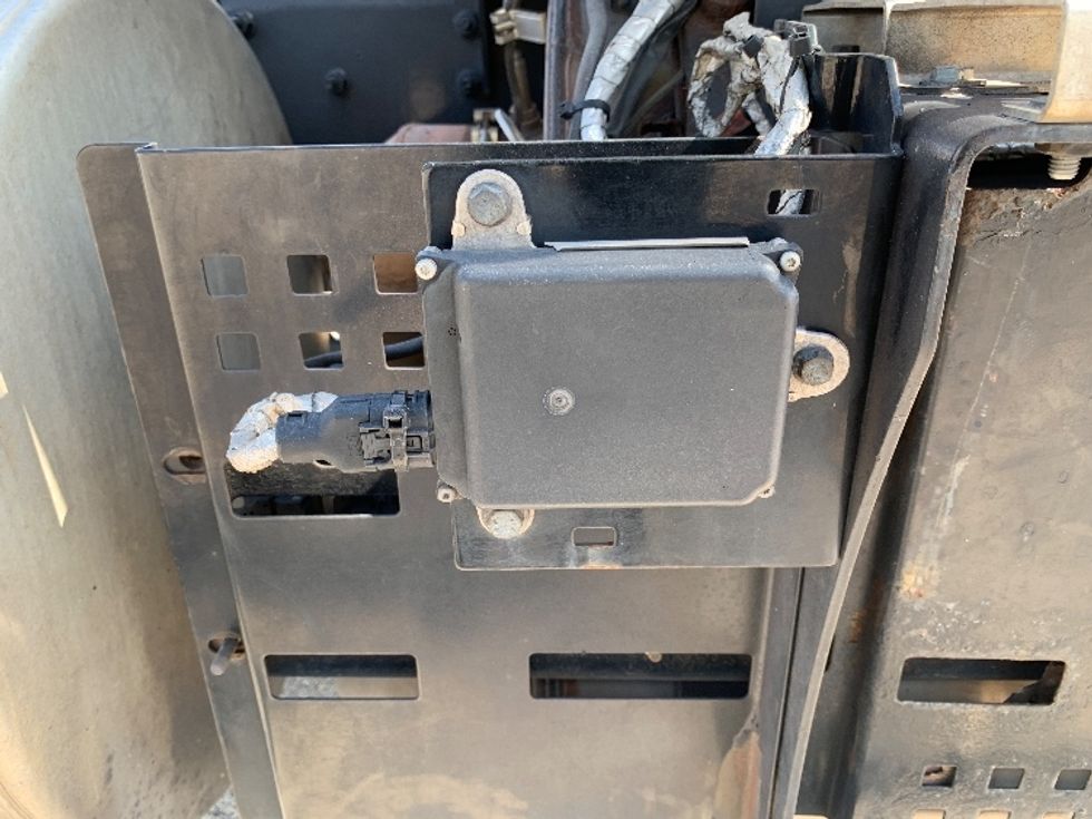 Day Cab Tractor-Heavy Duty Tractors-Volvo-2019-VNL64T300-Tampa-FL-414,108\n\t\tmiles-$ 45,250 - Image 18