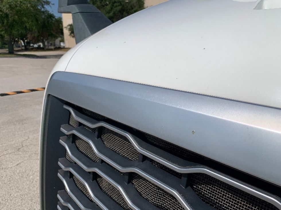 Day Cab Tractor-Heavy Duty Tractors-Volvo-2019-VNL64T300-Tampa-FL-414,108\n\t\tmiles-$ 45,250 - Image 19