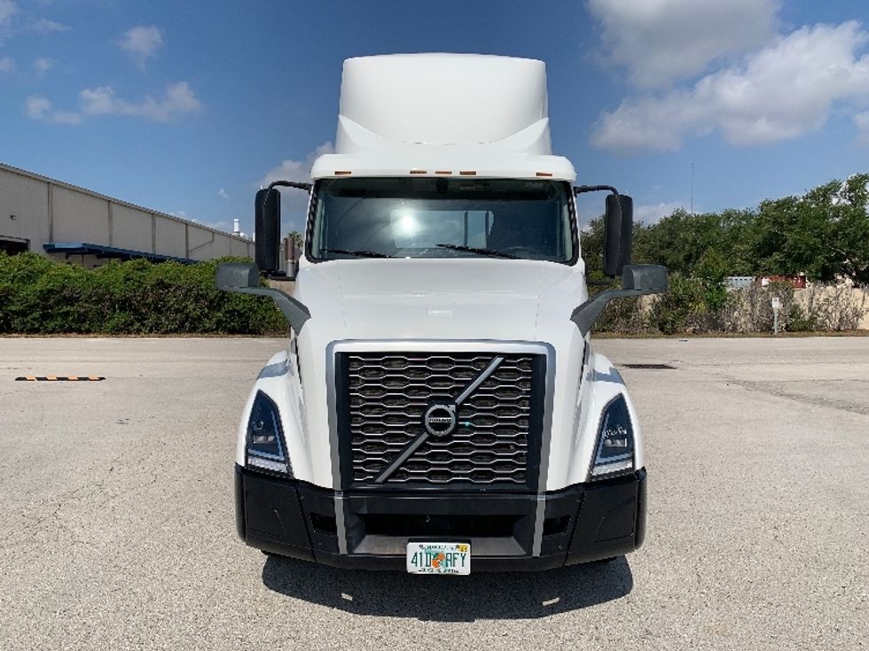 Day Cab Tractor-Heavy Duty Tractors-Volvo-2019-VNL64T300-Tampa-FL-414,108\n\t\tmiles-$ 45,250 - Image 2