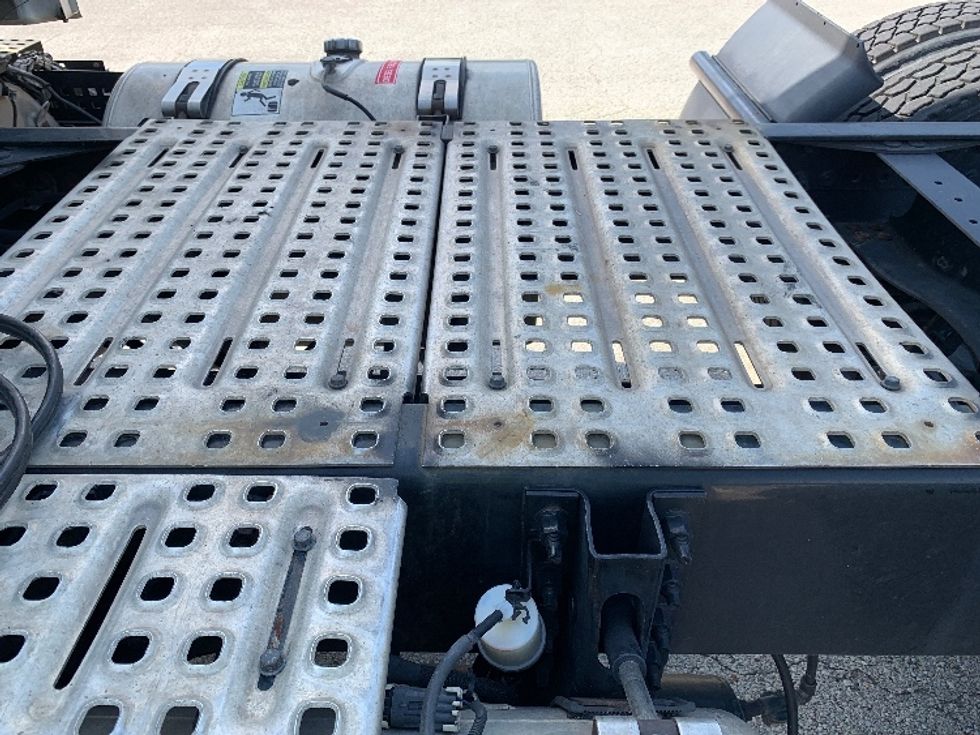 Day Cab Tractor-Heavy Duty Tractors-Volvo-2019-VNL64T300-Tampa-FL-414,108\n\t\tmiles-$ 45,250 - Image 21