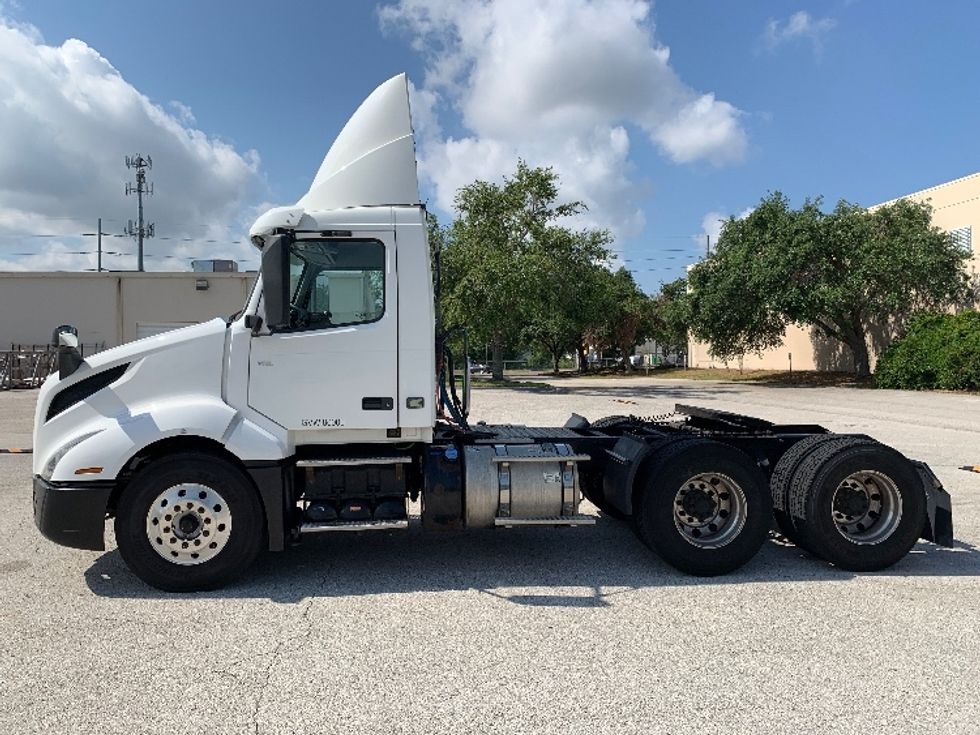 Day Cab Tractor-Heavy Duty Tractors-Volvo-2019-VNL64T300-Tampa-FL-414,108\n\t\tmiles-$ 45,250 - Image 4