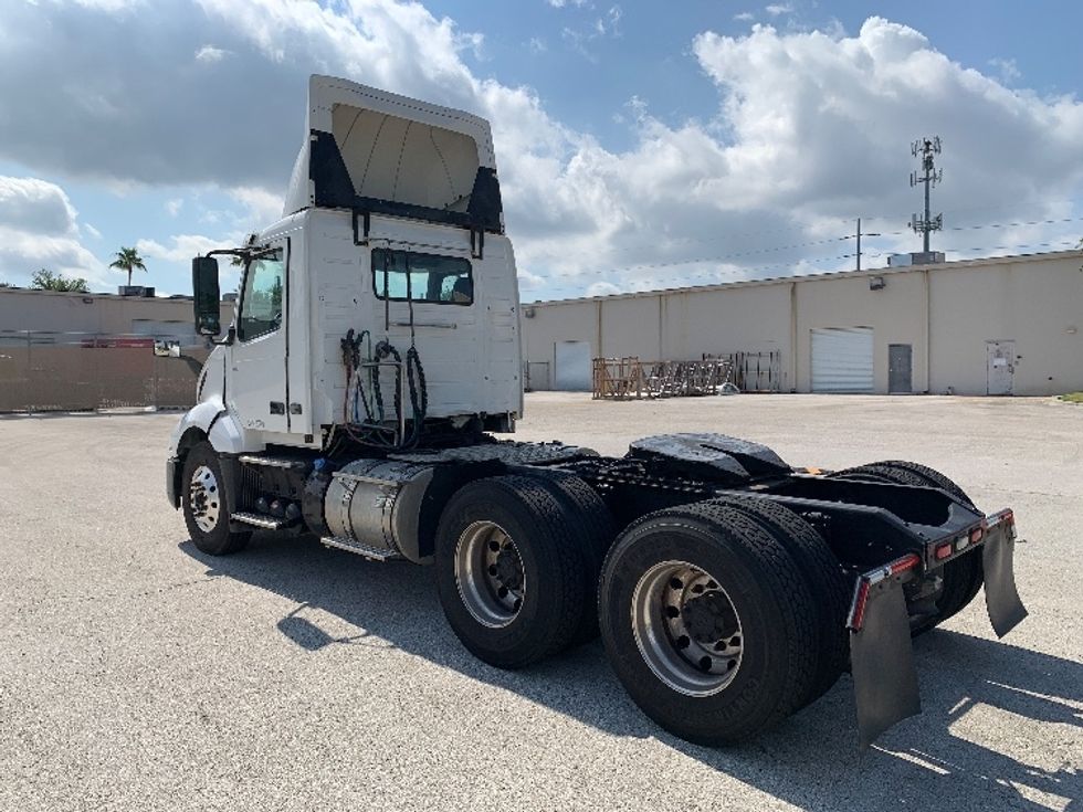 Day Cab Tractor-Heavy Duty Tractors-Volvo-2019-VNL64T300-Tampa-FL-414,108\n\t\tmiles-$ 45,250 - Image 5