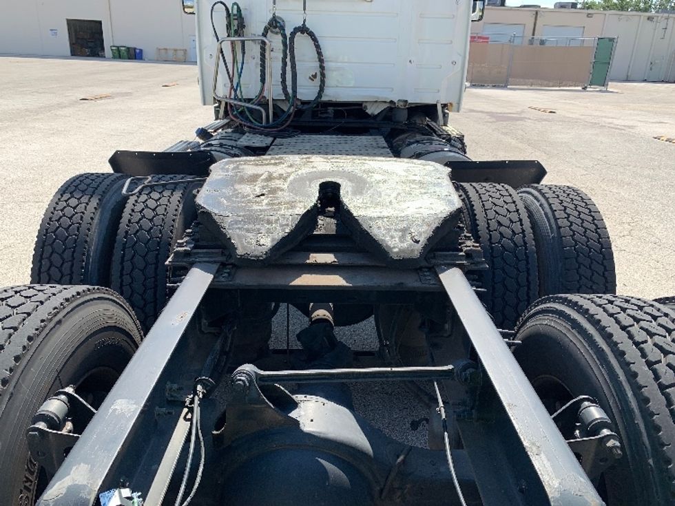 Day Cab Tractor-Heavy Duty Tractors-Volvo-2019-VNL64T300-Tampa-FL-414,108\n\t\tmiles-$ 45,250 - Image 6