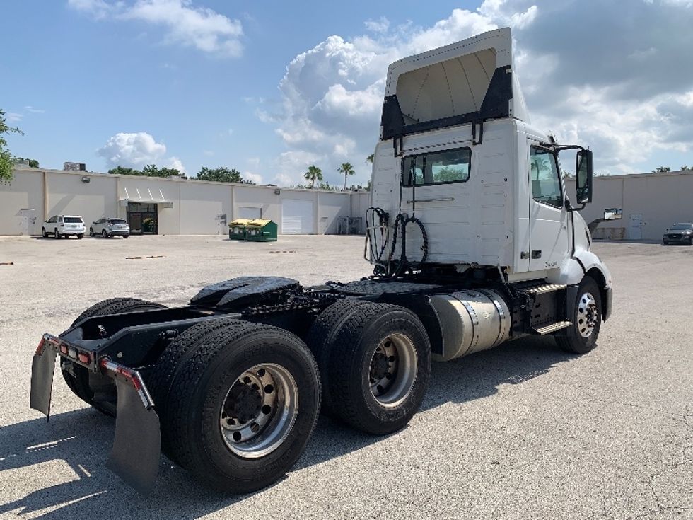 Day Cab Tractor-Heavy Duty Tractors-Volvo-2019-VNL64T300-Tampa-FL-414,108\n\t\tmiles-$ 45,250 - Image 7