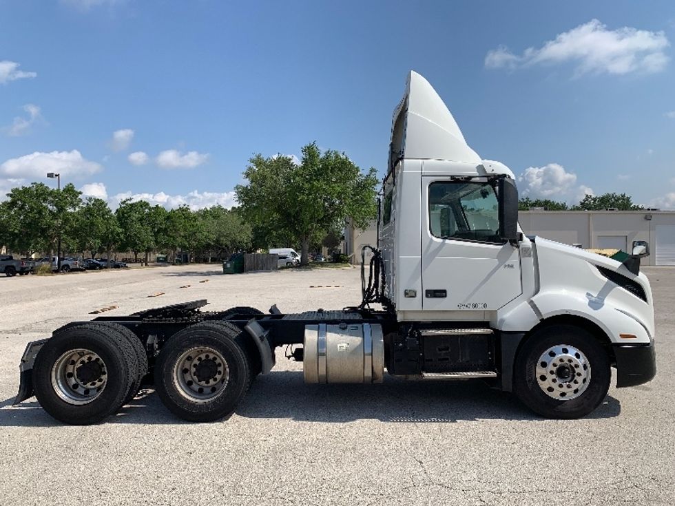 Day Cab Tractor-Heavy Duty Tractors-Volvo-2019-VNL64T300-Tampa-FL-414,108\n\t\tmiles-$ 45,250 - Image 8