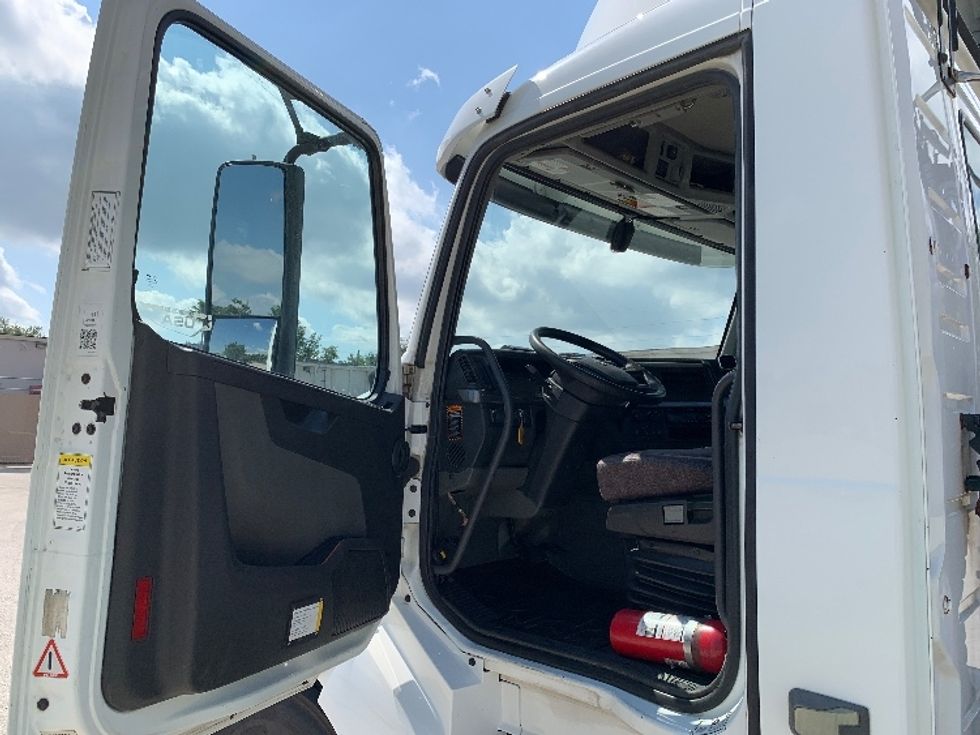 Day Cab Tractor-Heavy Duty Tractors-Volvo-2019-VNL64T300-Tampa-FL-414,108\n\t\tmiles-$ 45,250 - Image 9