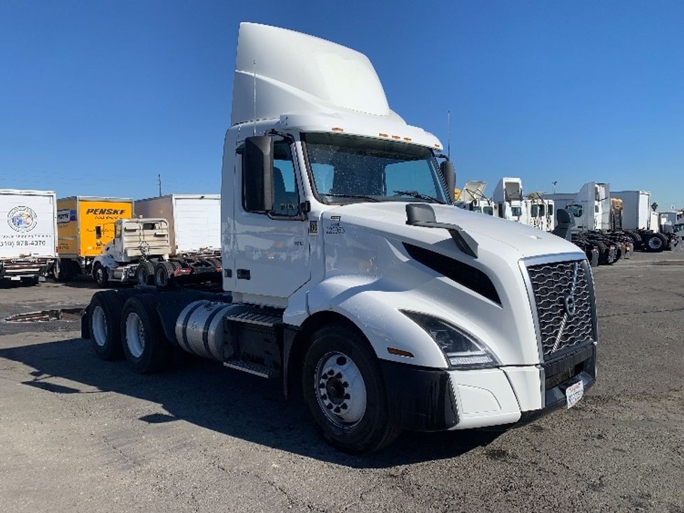 Day Cab Tractor-Heavy Duty Tractors-Volvo-2019-VNL64T300-Torrance-CA-101,504\n\t\tmiles-$ 45,250 - Image 1