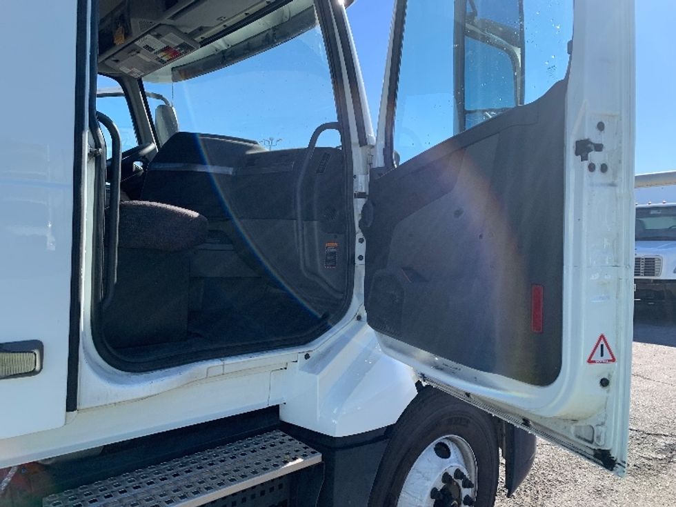 Day Cab Tractor-Heavy Duty Tractors-Volvo-2019-VNL64T300-Torrance-CA-101,504\n\t\tmiles-$ 45,250 - Image 12
