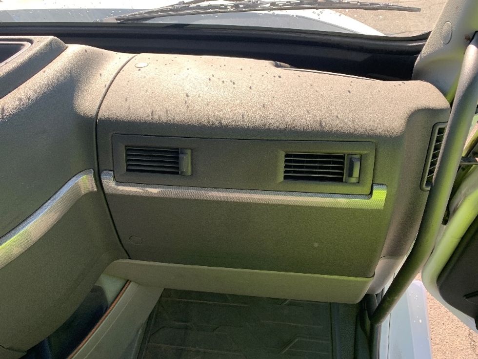 Day Cab Tractor-Heavy Duty Tractors-Volvo-2019-VNL64T300-Torrance-CA-101,504\n\t\tmiles-$ 45,250 - Image 13