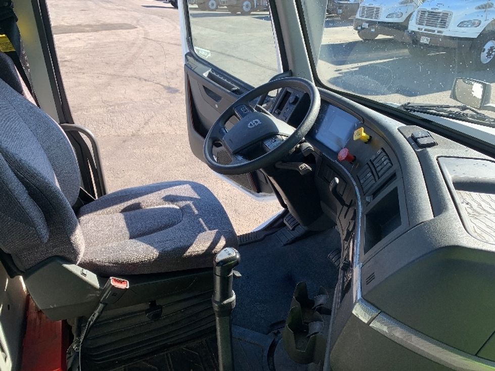 Day Cab Tractor-Heavy Duty Tractors-Volvo-2019-VNL64T300-Torrance-CA-101,504\n\t\tmiles-$ 45,250 - Image 14