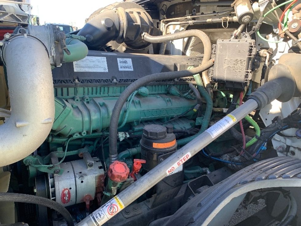 Day Cab Tractor-Heavy Duty Tractors-Volvo-2019-VNL64T300-Torrance-CA-101,504\n\t\tmiles-$ 45,250 - Image 16