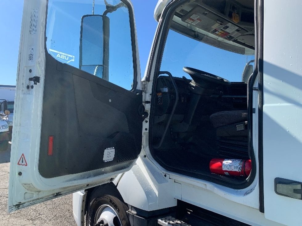 Day Cab Tractor-Heavy Duty Tractors-Volvo-2019-VNL64T300-Torrance-CA-101,504\n\t\tmiles-$ 45,250 - Image 9