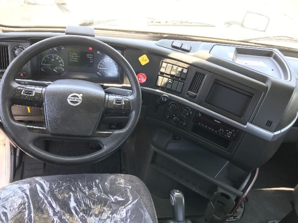 Day Cab Tractor-Heavy Duty Tractors-Volvo-2019-VNL64T300-Torrance-CA-199,212\n\t\tmiles-$ 57,750 - Image 11