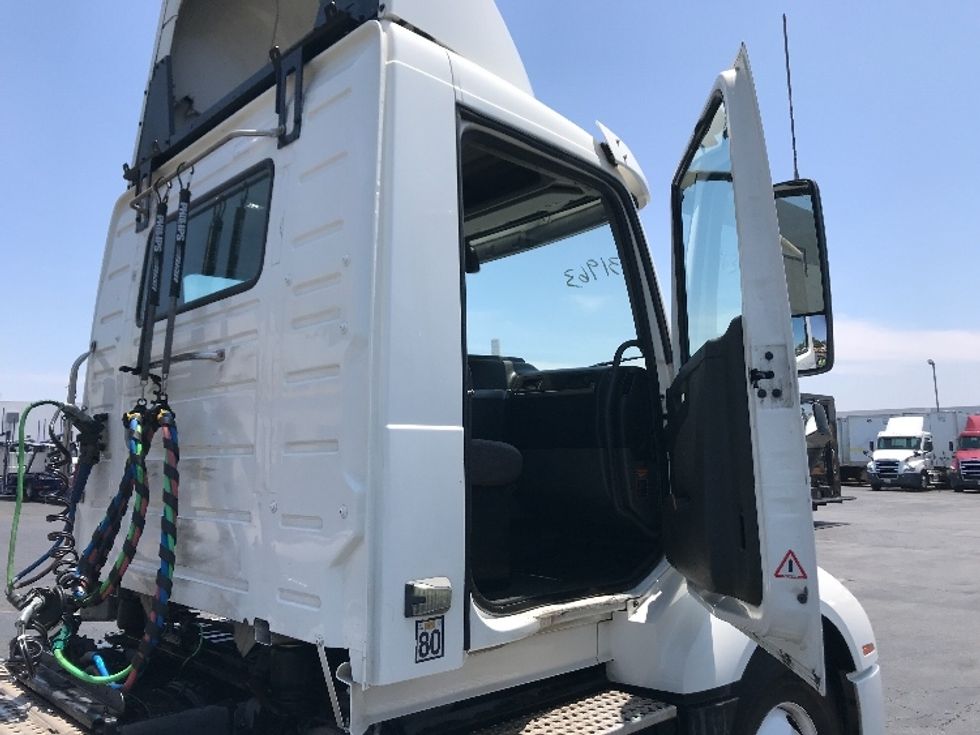 Day Cab Tractor-Heavy Duty Tractors-Volvo-2019-VNL64T300-Torrance-CA-199,212\n\t\tmiles-$ 57,750 - Image 12
