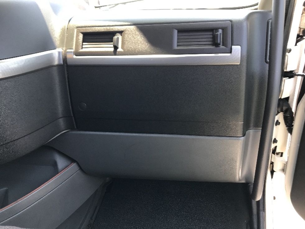 Day Cab Tractor-Heavy Duty Tractors-Volvo-2019-VNL64T300-Torrance-CA-199,212\n\t\tmiles-$ 57,750 - Image 13