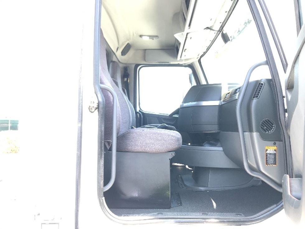 Day Cab Tractor-Heavy Duty Tractors-Volvo-2019-VNL64T300-Torrance-CA-199,212\n\t\tmiles-$ 57,750 - Image 14