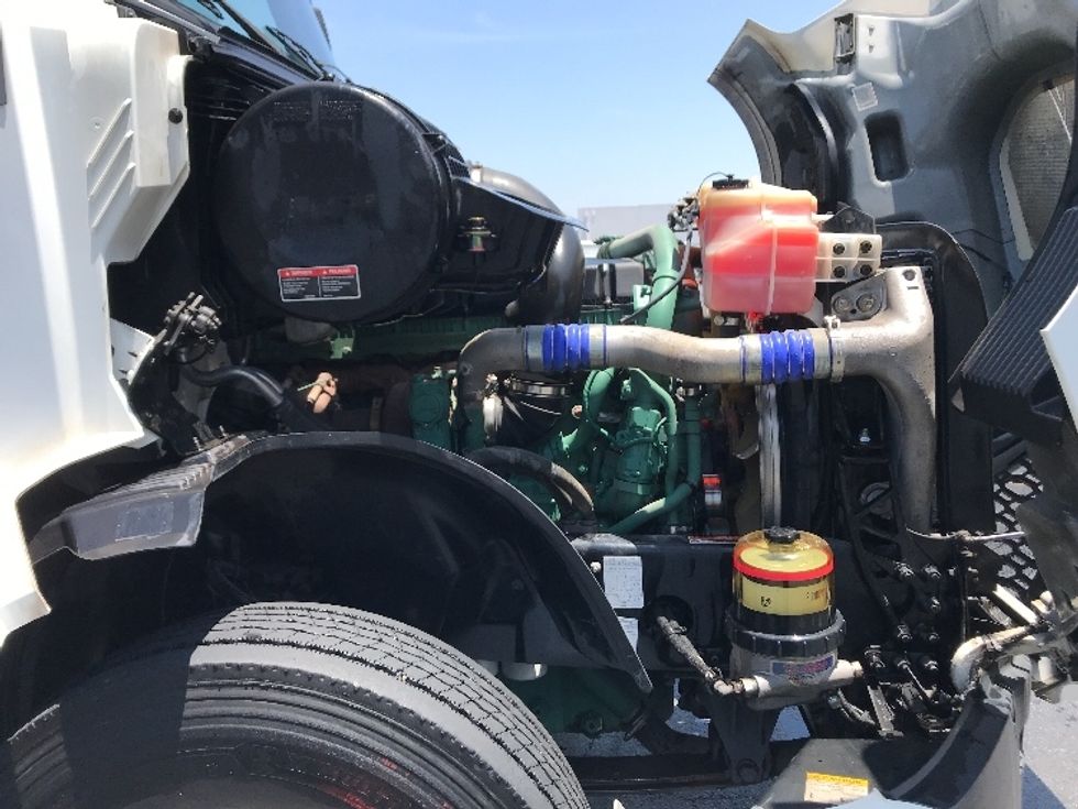 Day Cab Tractor-Heavy Duty Tractors-Volvo-2019-VNL64T300-Torrance-CA-199,212\n\t\tmiles-$ 57,750 - Image 15