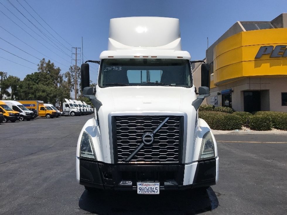 Day Cab Tractor-Heavy Duty Tractors-Volvo-2019-VNL64T300-Torrance-CA-199,212\n\t\tmiles-$ 57,750 - Image 2
