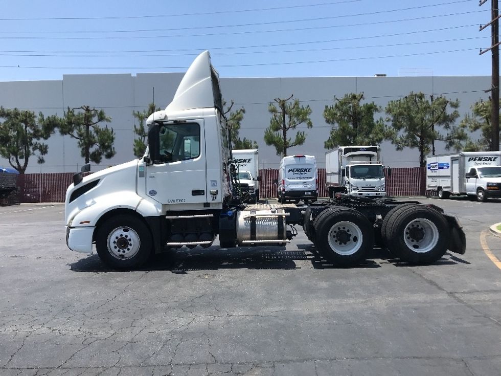 Day Cab Tractor-Heavy Duty Tractors-Volvo-2019-VNL64T300-Torrance-CA-199,212\n\t\tmiles-$ 57,750 - Image 4