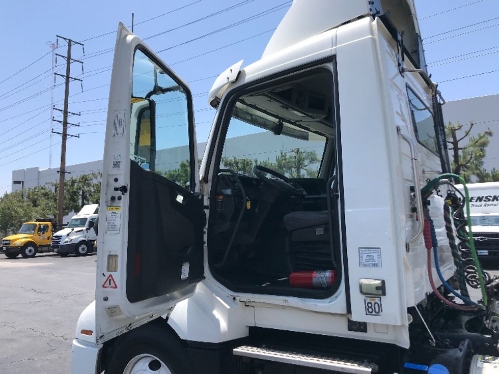 Day Cab Tractor-Heavy Duty Tractors-Volvo-2019-VNL64T300-Torrance-CA-199,212\n\t\tmiles-$ 57,750 - Image 9