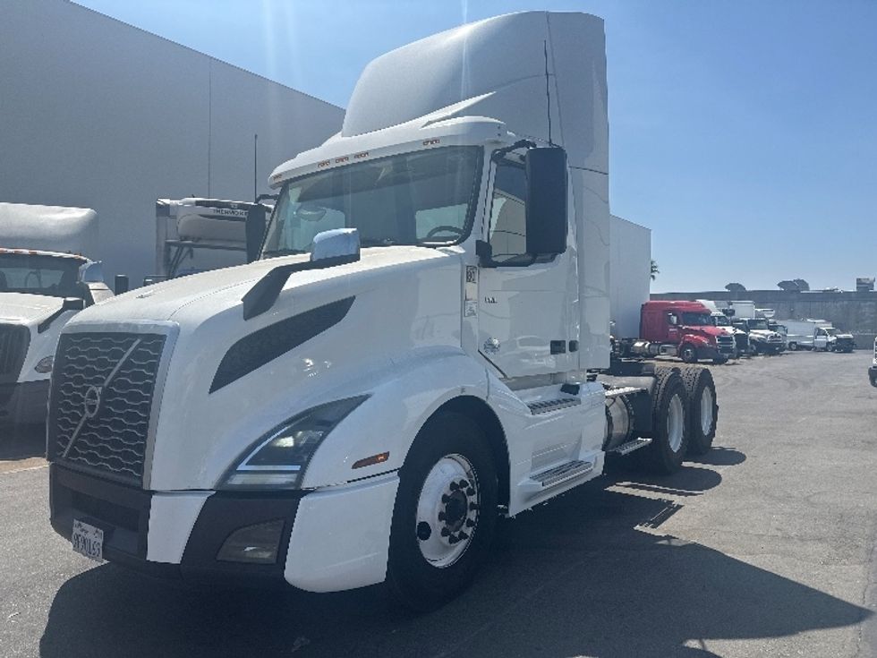 Day Cab Tractor-Heavy Duty Tractors-Volvo-2019-VNL64T300-Vernon-CA-226,832\n\t\tmiles-$ 55,250 - Image 1