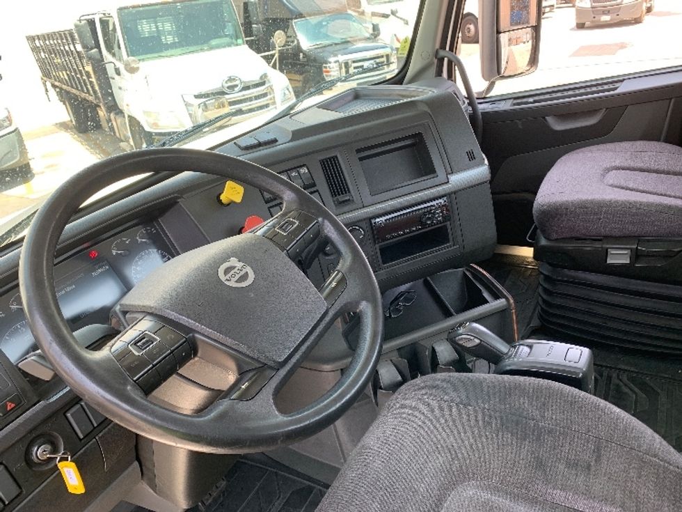 Day Cab Tractor-Heavy Duty Tractors-Volvo-2019-VNL64T300-Vernon-CA-226,832\n\t\tmiles-$ 55,250 - Image 10