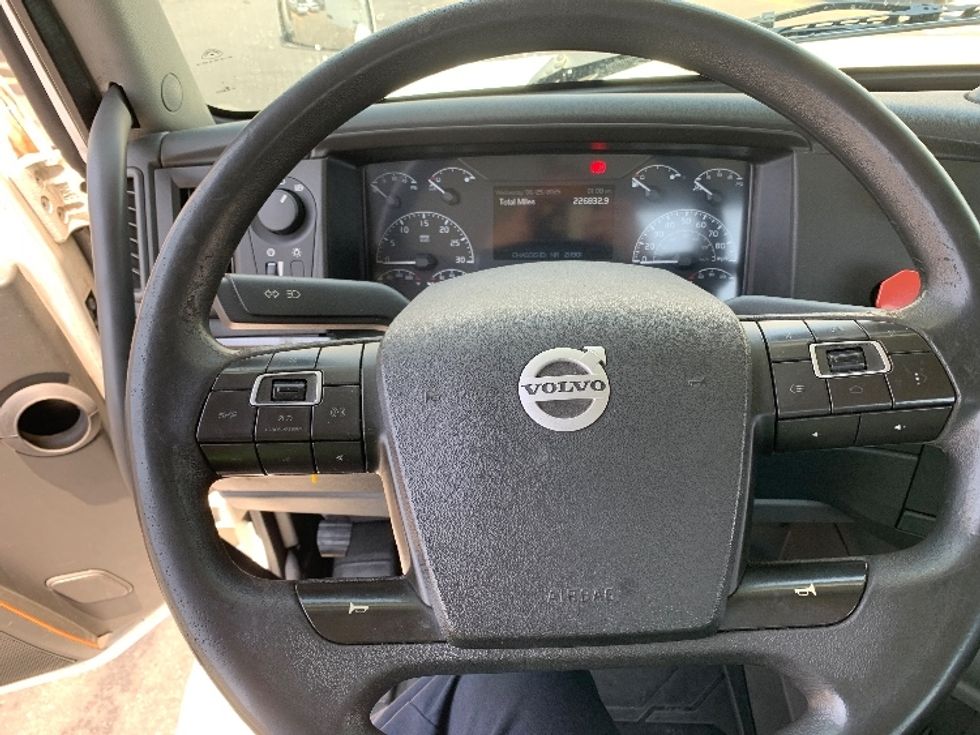 Day Cab Tractor-Heavy Duty Tractors-Volvo-2019-VNL64T300-Vernon-CA-226,832\n\t\tmiles-$ 55,250 - Image 11