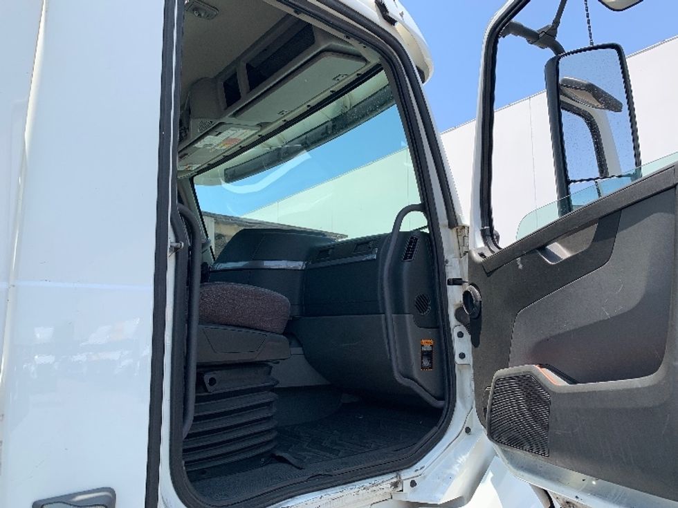Day Cab Tractor-Heavy Duty Tractors-Volvo-2019-VNL64T300-Vernon-CA-226,832\n\t\tmiles-$ 55,250 - Image 12
