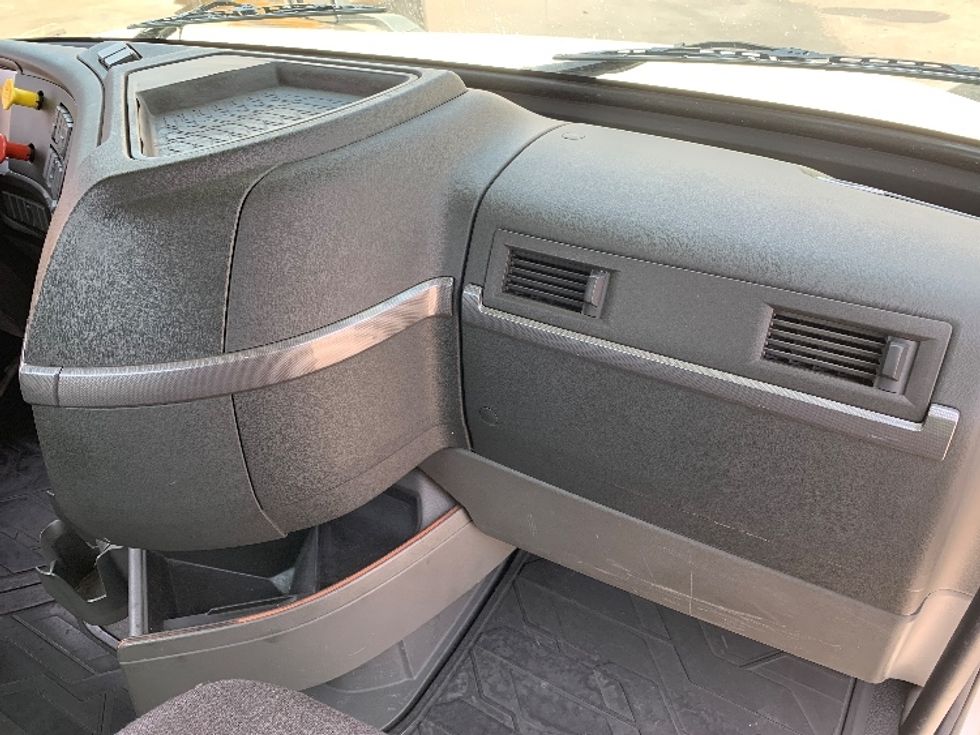 Day Cab Tractor-Heavy Duty Tractors-Volvo-2019-VNL64T300-Vernon-CA-226,832\n\t\tmiles-$ 55,250 - Image 13