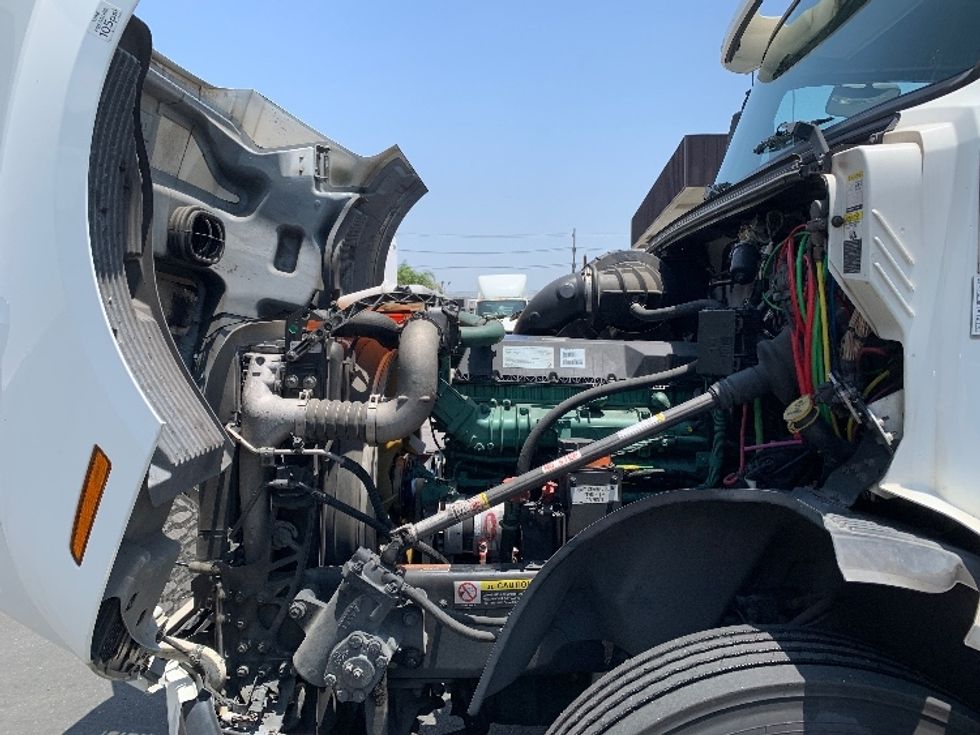 Day Cab Tractor-Heavy Duty Tractors-Volvo-2019-VNL64T300-Vernon-CA-226,832\n\t\tmiles-$ 55,250 - Image 16