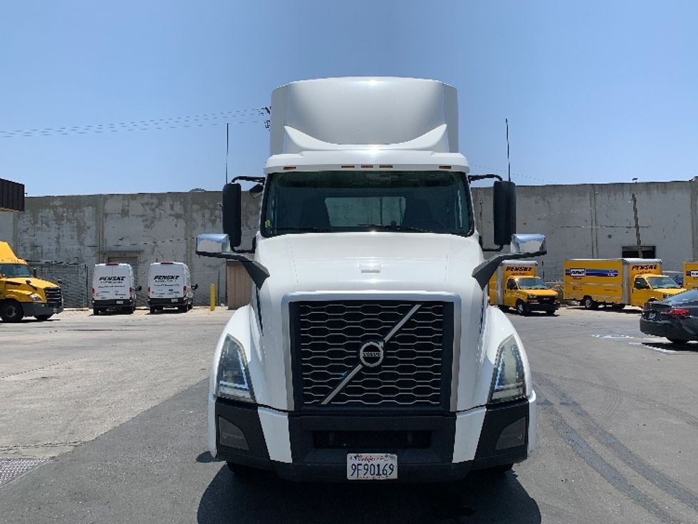 Day Cab Tractor-Heavy Duty Tractors-Volvo-2019-VNL64T300-Vernon-CA-226,832\n\t\tmiles-$ 55,250 - Image 2