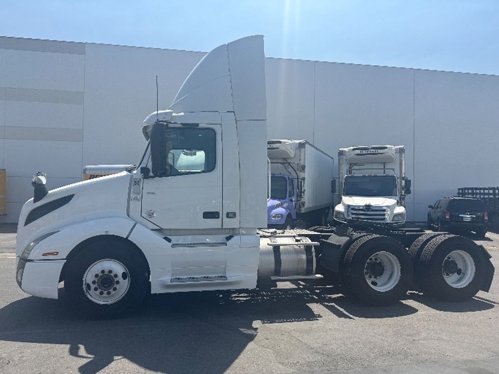 Day Cab Tractor-Heavy Duty Tractors-Volvo-2019-VNL64T300-Vernon-CA-226,832\n\t\tmiles-$ 55,250 - Image 4