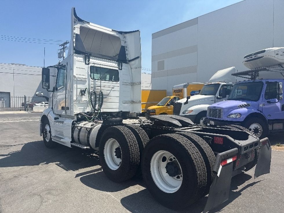 Day Cab Tractor-Heavy Duty Tractors-Volvo-2019-VNL64T300-Vernon-CA-226,832\n\t\tmiles-$ 55,250 - Image 5
