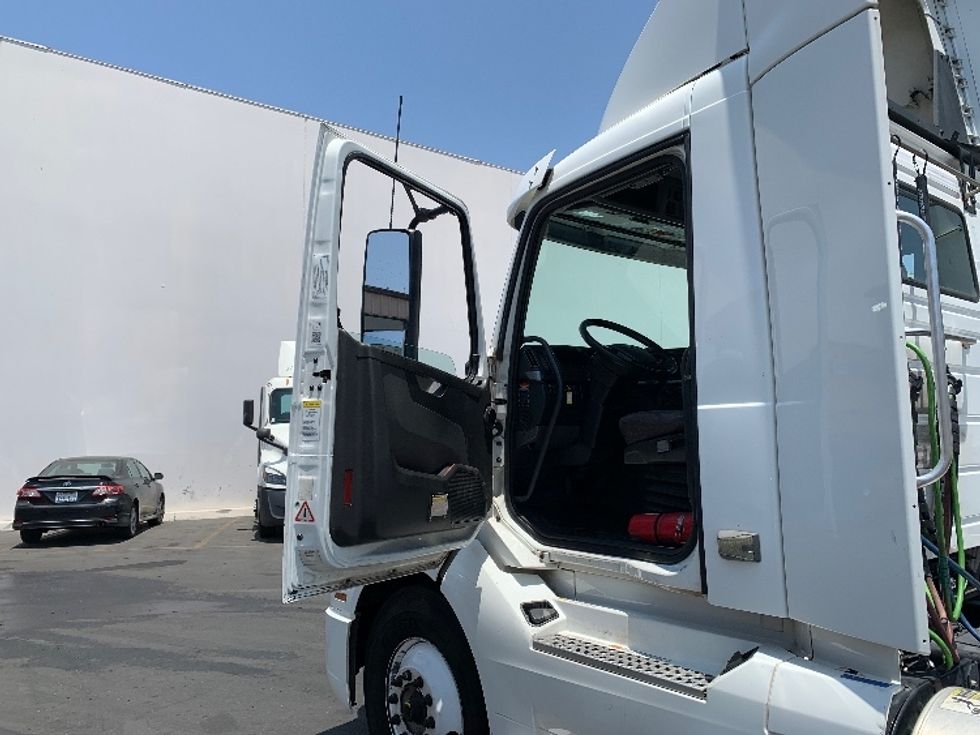 Day Cab Tractor-Heavy Duty Tractors-Volvo-2019-VNL64T300-Vernon-CA-226,832\n\t\tmiles-$ 55,250 - Image 9