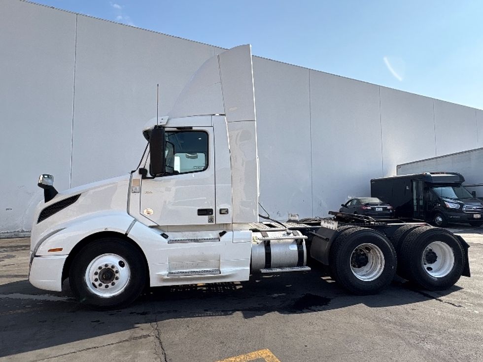 Day Cab Tractor-Heavy Duty Tractors-Volvo-2019-VNL64T300-Vernon-CA-233,879\n\t\tmiles-$ 56,500 - Image 4