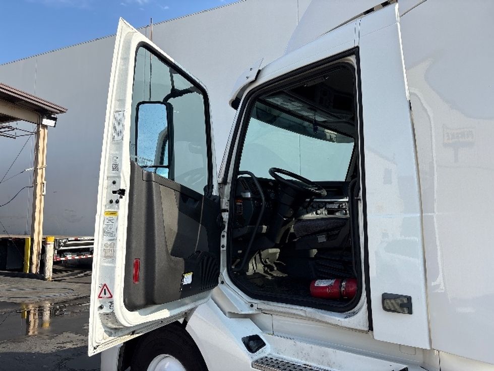Day Cab Tractor-Heavy Duty Tractors-Volvo-2019-VNL64T300-Vernon-CA-233,879\n\t\tmiles-$ 56,500 - Image 9