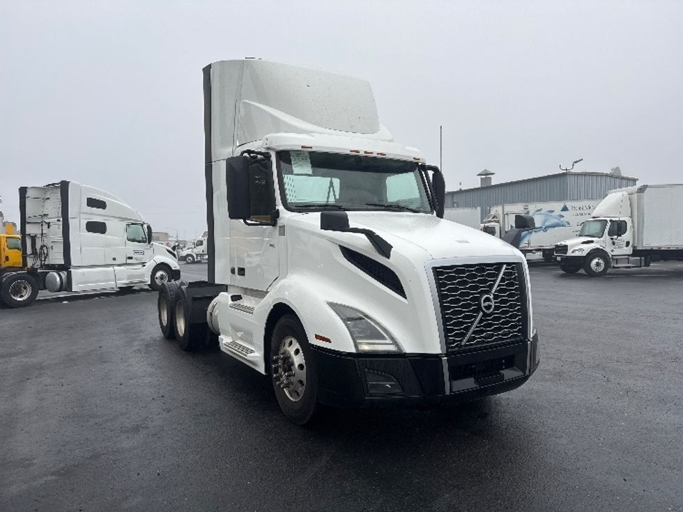 Day Cab Tractor-Heavy Duty Tractors-Volvo-2019-VNL64T300-West Sacramento-CA-380,570\n\t\tmiles-$ 45,250 - Image 1
