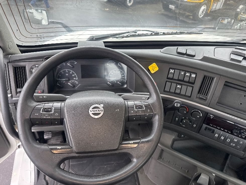 Day Cab Tractor-Heavy Duty Tractors-Volvo-2019-VNL64T300-West Sacramento-CA-380,570\n\t\tmiles-$ 45,250 - Image 11